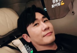 Ёнтак "Морской пехотинец Чон Дон Вон, удачи"...Аплодисменты прямо перед зачислением + ○○○ "Хун" также хвастается подарком.