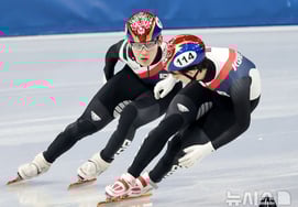 «Семейная борьба с первого матча» Им Чен Ын и Шин Дон Мин столкнулись в четвертьфинале по шорт-треку на 1500 метров... 中 Лин Сяоцзюнь - «Неуклюжий случай» [Сцена в Милане]