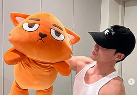 「脳の電源を切ったままで」..ロイキム、ナンニングだけを着て引き締まった筋肉を自慢