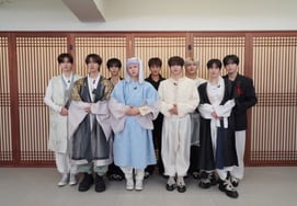 CRAVITY thống lĩnh 6 năm debut với trang phục vest → chào hỏi Tết"Chúc bạn nạp năng lượng"