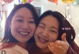 『ケビンオ♥』コン·ヒョジン、10歳年下の子たちと抜群の相性..キム・ゴウンと頬を合わせて『優しい』