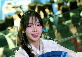 [Chụp ảnh] "Chúng tôi sẽ mời các bạn đến với điệu nhảy quạt xuất sắc."'