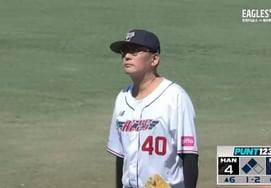 →"传说中的蝴蝶球手"连续出现四坏球上垒:抗议后三振出局，韩华队比赛中登场的"50岁韩国人"的身份是？