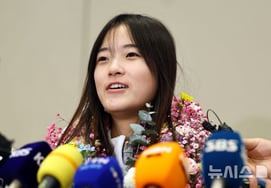 "Du Chunkurang Dubai Chewy Cookie." He was the first female high school student in Korea, Choi Ga-on, 17 years old without Korea. [Milan Olympics]