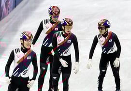 He was the fastest out of the eight teams! 男 Short Track Runs to the 1st place finish in the 5,000m relay... It's the first time in 20 years [the scene of Milan]