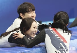 「（キム）ギリが泣いていました」" 8位に終わったチェ・ミンジョン、銅メダルのキム・ギルリをしっかり抱きしめた··· 自分ではなく「後輩の涙」を拭ってくれた品格 [ミラノ現場]