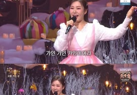 Звонил Сонгайн, тихонько.Голос национального сокровища».Декорации «сцены» против Америки