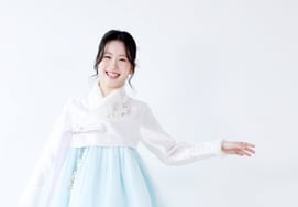 Công chúa nhạc Trot Oh Yoo Jin chào đón Tết Nguyên Đán với Hanbok [★ Ảnh họa báo]