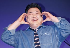 金峻铉，上班路态度争议激烈。"无视粉丝"vs"过度的指责 [Star Issue]