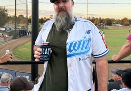 Также есть австралийский фанат 'Поддержка Ан Хён Мина'! Популярность младшего клуба КБО за рубежом также выросла, и 60 000 человек собрались на «Беспокойство» для трансляции тренировочных матчей.