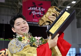 «Уже 10-й» Ким Му Хо и Тэан выиграли соревнование по армрестлингу в классе Халла.