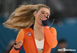 Gold medal confirmed → Zipper down bra exposure "Expected $1 million profit" rating... "It's terrible." My way [Milan Olympics]