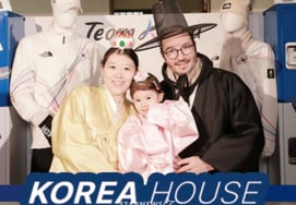 Наденьте ханбок с мужем и дочерью в Италии и кликните "Life 4 Cut"! Миланский "День Кореи" - настоящий хит... «К-Донгшим», переданный г-ном Пак из Кореи. [Сцена в Милане]