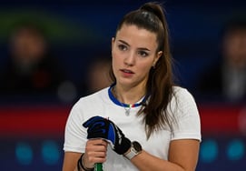 В настоящее время живёт в Нью-Йорке." До мирового холинско-итальянского корпуса красавиц "Вперед Виккини": "Критерии отбора - лицо?" [Олимпиада в Милане.]