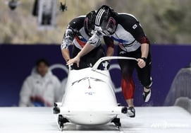 Жаль! Нам удалось войти в первую ТОП 10 в Южной Корее.' Двухместная бобслейная команда Ким Джин Су заняла 13-е место, а команда Сок Ён Джин заняла 19-е место "Германия - золото, серебро и бронза" [Олимпиада в Милане.]