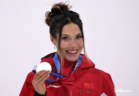 中, the humiliation of 'no gold' in four years. "When the room party was over, the talent was cut off."" [Milan Olympics]