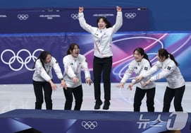 '女性リレー表彰式も感動' 決勝に出られなかった'お姉さん'から表彰台に上がった [ミラノオリンピック]