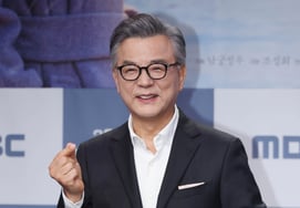 Kang Seokwoo's "First attempt at finger hearts." [★ Photo]