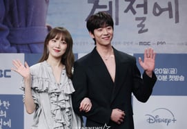 Lee Sung-kyung and Chae Jong-hyeop's "Sweet Hand Greetings" [★ Photo]