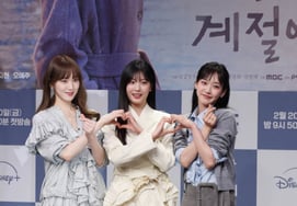 Lee Seong-kyung, Oh Ye-ju, and Han Ji-hyun, "Three Cute Sisters." [★ Photo]