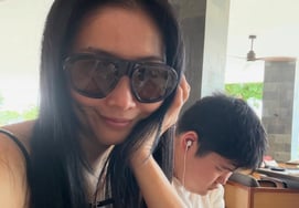 О Юн А, взяла 子 Сон Мин, которая упала в университет, и уехала в Корею."Здесь так хорошо"