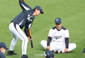 [Фото] Ку Джа Ук: "Но Си Хван, ты спишь?"'