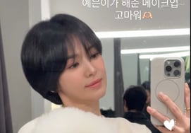 粉色情调的宋慧乔，让人心动的美貌...抱着Ruby拍镜子自拍