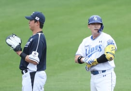 [フォト] チョン・ビョンウ、代表相手に二塁打