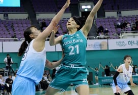 [Chụp ảnh] Tập trung! Saki đang bắn súng."