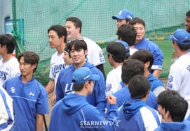 [Chụp ảnh] Won Tae In 'Xin lỗi Đại học Quốc gia nhưng hãy cười lên nào'