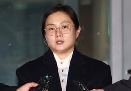 戴眼镜的朴娜莱在接受警方调查后低下了头"很抱歉让你们担心了"