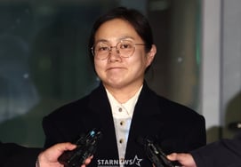 "警方调查"朴娜莱回避"是否向经纪人扔酒杯"的提问 [Star Issue]