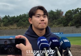 "（安）贤敏做得很好啊。" 面对弟弟的出色表现，KT队的哥哥们也耸了耸肩，但主教练却因"水原一二重击"而笑逐颜开