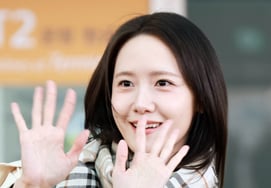 Yoona, "Say hello to the fans in a kind way." [★ Photo]