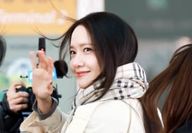Yoona đang chụp ảnh họa báo ở sân bay [★Ảnh]