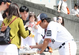 [フォト] カン・ベクホ「サインは心を込めて」