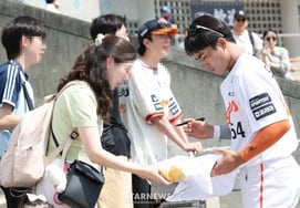 [フォト] オ・ジェウォン「スーパールーキーのファンサービス」