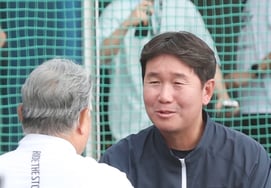 [フォト] リュ・ジヒョン監督、キム・ギョンムン監督に感謝の挨拶