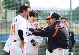 [Фото] Белый 'Как будто ему понравился тренер Ян Сан Мун'