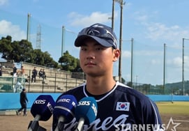 『東京ドーム同点ホームラン→また決勝スリーホームラン』代表遊撃手が躍動！ MLゴールドグローブの「唯一の代替者」のプレッシャーをどう乗り越えたのか [沖縄の現場]