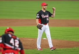 →在起亚队逆转夺冠生涯！→ML首场季前赛首发出场，完美无失分