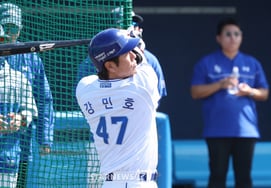 [Chụp ảnh] Kang Min Ho 'Anh Hyung Woo có đang xem không?'