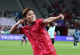 Нападающий Хан написал "Новая история за 123 года в Европе", Ох Хён Гю, гол в 3 матчах подряд "Большой взрыв"... Самая большая пушка среднего радиуса "бум"