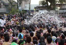 Lễ hội khỏa thân tại Nhật Bản rối tung lên với 10.000 người男 3 người bất tỉnh