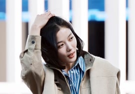 Kim Yoo Jung Gió thổi mạnh quá."' [★Ảnh]