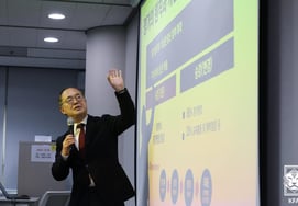 Hiệp hội bóng đá Hàn Quốc (KFA) cuối cùng cũng rút dao ra khỏi vụ việc. Phó chủ tịch Lee Yong Soo bày tỏ sự quan tâm và khiển trách nặng nề đối với Lee Yong Soo. Cam kết phát triển dần dần".