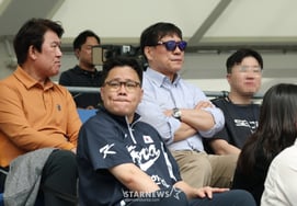 [Фото] Председатель Хо Хва Ён, председатель Чо Ге Хён и интуиция штаб-квартиры