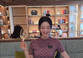 "离婚"Clara，穿着名牌L公司吃充满高档美