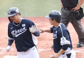 [Chụp ảnh] Moon Bo Kyung và Moon Hyun Bin hợp tác 4 điểm đánh bóng