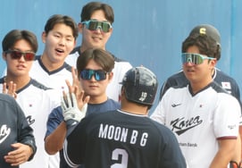 [Фото] Мун Бо Гён и Ким Тхэк Ён хлоп-хлоп